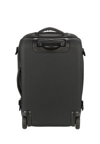 Valigia nera con ruote, dal rivestimento rigido, texture liscia, manico robusto e due ruote aggiuntive per la mobilità. Design compatto e rettangolare.