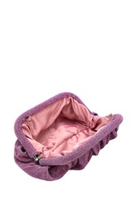 Violetti helmikivistä valmistettu clutch-laukku, jossa on röyhelöreuna ja sileä vaaleanpunainen vuori. Laukussa on metalliklipsi avautumisessa.