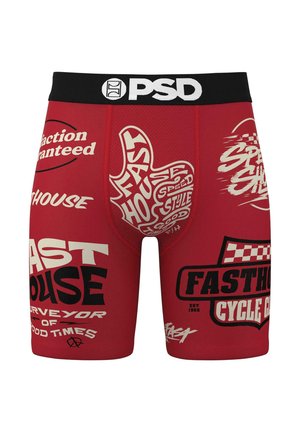 Røde boxershorts med sort talje, som har ulike hvite grafiske design, logoer og tekst i forskjellige skrifttyper og størrelser.