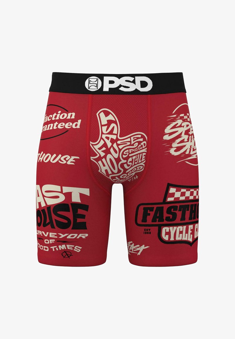 Rode boxershorts met een zwarte tailleband, voorzien van verschillende witte grafische ontwerpen, logo's en tekst in uiteenlopende lettertypen en maten.