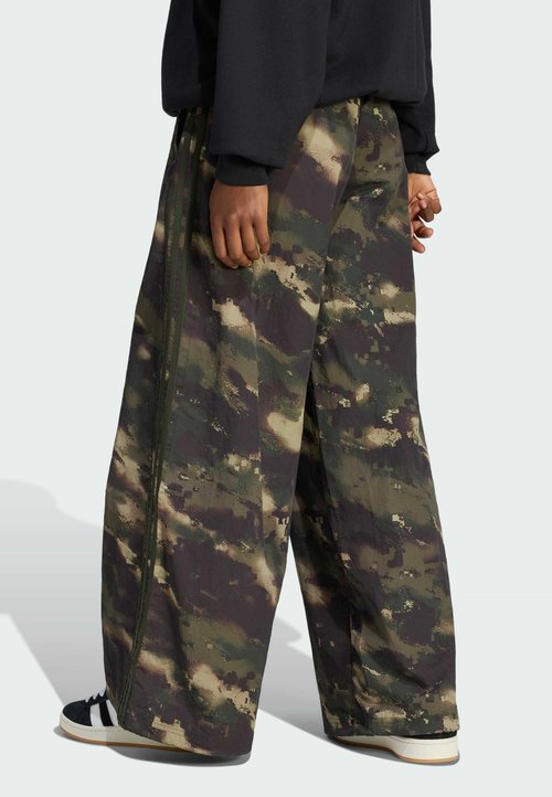 adidas Camouflage Adilenium Sweatsuit Pant Asia SIzing 'Night Cargo Aurora Coffee Olive Strata' (Women's) — foto 2