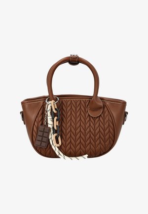 Geantă maro din piele cu textură împletită, mânere rotunde și breloc decorativ cu o tabletă de ciocolată, zale de lanț și țesătură cu dungi.