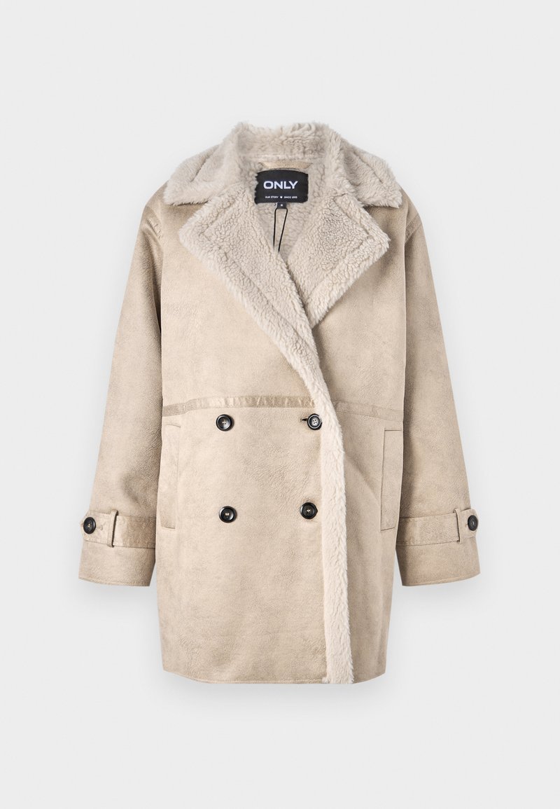 Manteau beige à double boutonnage avec un col duveteux, fabriqué en matière douce. Dispose de poches avant et d'accents de boutons noirs.