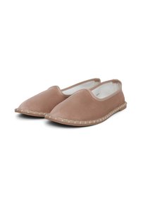 Scarpe slip-on in suede beige con punta arrotondata, dotate di suola cucita e rivestimento interno liscio. Design semplice e discreto.