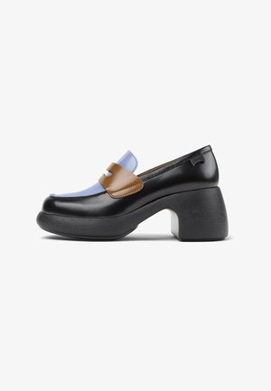 Mocasines de charol negro con un acento azul y marrón, que cuentan con un chunky tacón negro y un acabado suave y brillante.