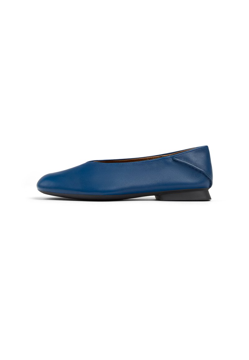 Ballerine in pelle blu con punta arrotondata, dotate di un tacco basso nero e una superficie liscia; design minimalista, senza hardware visibile.