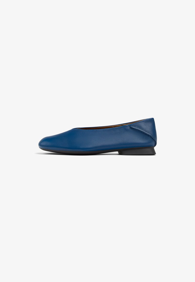 Blaue Leder-Ballerinas mit runder Spitze, ausgestattet mit einem niedrigen schwarzen Absatz und einer glatten Oberfläche; minimalistisches Design, kein sichtbares Zubehör.