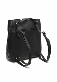 Zaino in pelle nera con spallacci regolabili, una maniglia superiore e una tasca con zip orizzontale sul pannello posteriore.