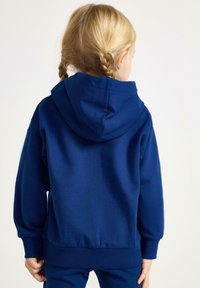 Felpa con cappuccio blu navy dalla vestibilità comoda, con polsini e orlo a costine, caratterizzata da una texture liscia e un design minimalista.