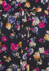 Sukienka w kwiaty na granatowym tle, z kolorowymi kwiatami w odcieniach różu, pomarańczu, niebieskiego i bieli. Z paskiem wiązanym w talii.