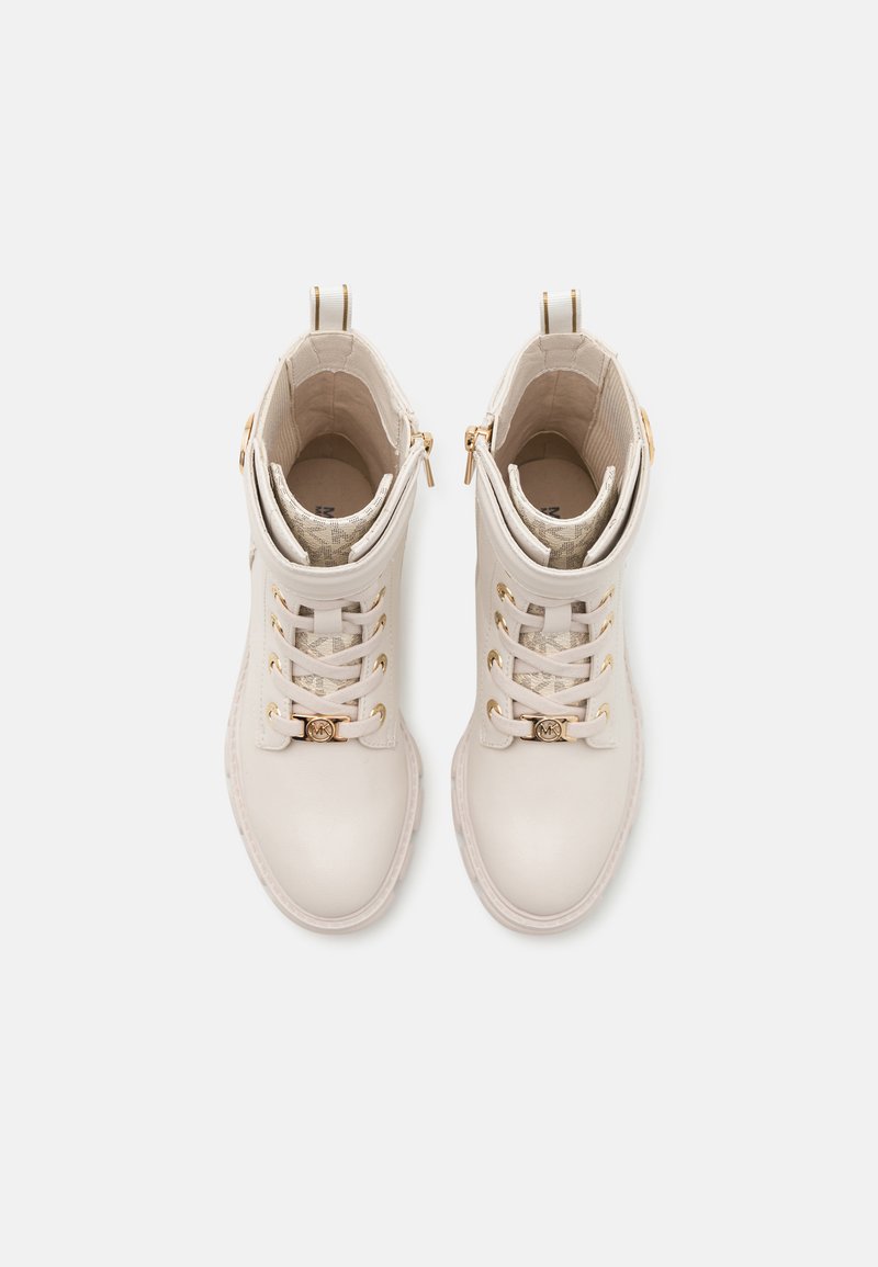 Bottines en cuir blanc avec des accessoires en or, dotées de lacets et d'une doublure à motifs. Bout arrondi et semelle plate, montrant deux languettes.