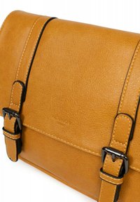 Sac de messager en cuir tan avec une surface texturée, doté de boucles noires et de coutures. Forme rectangulaire, conçu pour un usage en bandoulière.