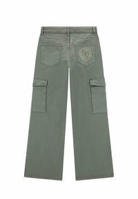 Pantaloni cargo in verde oliva, con una vestibilità ampia, due tasche laterali, una toppa rotonda con logo sulla tasca posteriore e tessuto di cotone resistente.