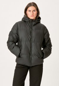 Sort polstret jakke med lynlås foran, hætte og sidelommer. Har en glat, blank tekstur og en let oversized pasform.