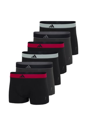 Sześć par czarnych bokserów marki Adidas z naprzemiennymi szarymi, czarnymi i czerwonymi pasami w talii, z logo Adidas na każdej parze.