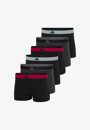 Seks par sorte Adidas boxer shorts med vekslende grå, sorte og røde linninger, hver med Adidas-logoen.