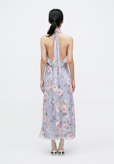 Virágmintás maxi ruha világoslila színben, pántos nyakkal és nyitott hátrésszel. Rózsaszín rózsákkal és zöld levelekkel díszítve. Könnyű anyagból, szellős kialakítással.