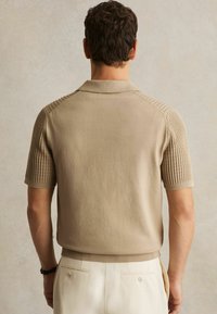 Reiss REGULAR FIT-MERIT MICRO-CABLE OPEN-COLLAR  - Bluză polo - light camel brown