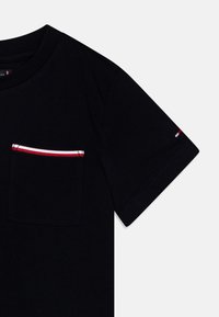 Tommy Hilfiger POCKET TEE - Print T-shirt - desert sky