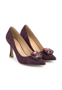 Escarpins en cuir suédé violet avec des bouts pointus, ornés de grandes gemmes noires sur le devant. Talon slim de hauteur moyenne.