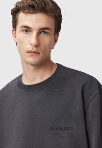 Mørkegrå sweatshirt lavet af bomuld, med rund hals, let oversized pasform og tonale "ALLSAINTS" logo detaljer foran.