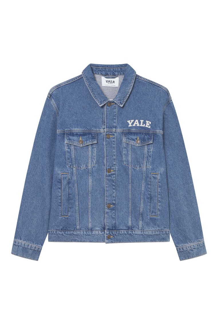 Jeansjacke in Hellblau mit Kragen, langen Ärmeln, zwei Brusttaschen und einem weißen Yale-Logo auf der linken Seite.