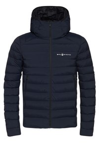 Marineblauwe pufferjack met een strakke capuchon, een ritssluiting aan de voorkant en twee zijzakken. Kenmerkt zich door horizontale quilting en een logo op de borst.