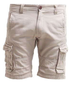 Raidallinen sinivalkoinen lyhythihainen paita, beiget cargo-shortsit, tummansiniset slip-on-kengät ja ruskea reppu, jossa sinisiä yksityiskohtia.