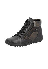 Bottine en cuir noir avec un panneau texturé marron, dotée de lacets, d'une fermeture éclair latérale et d'une semelle robuste pour une meilleure traction.