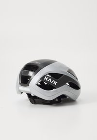 KASK biciklistička kaciga s elegantnim srebrno-crnim dizajnom, aerodinamički oblikovana, s ventilacijskim otvorima i prilagodljivom trakom.