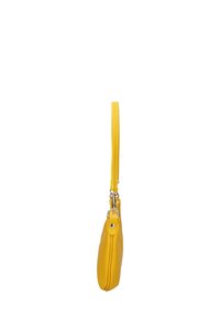 Geel leren handtas met een gestructureerde afwerking, slank profiel en een smalle schouderriem met zilveren hardware accenten.