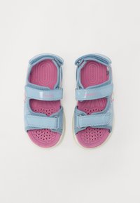 Sandales bleues avec des semelles intérieures roses, dotées de deux brides réglables. Fabriquées en matériau synthétique avec des designs perforés pour une meilleure respirabilité.