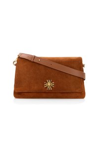Bruine suède clutch tas met een gouden embleem, een plat ontwerp en een afneembare bruine leren schouderband voor veelzijdigheid.