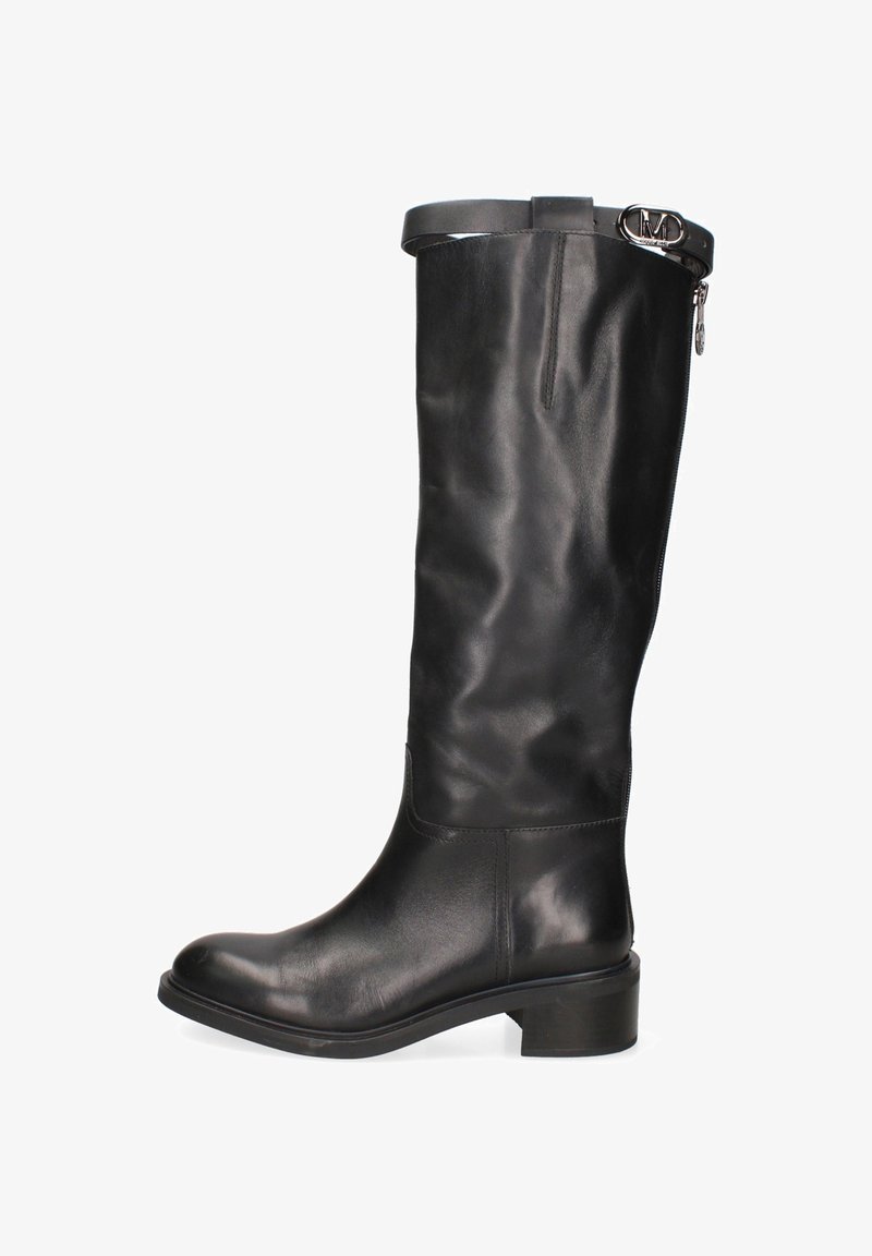 Stivale in pelle nera altezza ginocchio con punta arrotondata, tacco basso e zip laterale. Presenta una fascia con hardware metallico marchiato nella parte superiore.