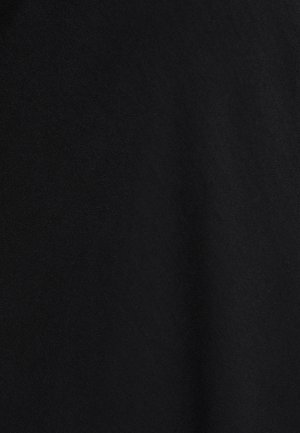 Čierna tkanina s hladkou, matnou textúrou, s jednotnou plochou bez vzorov alebo ozdôb.