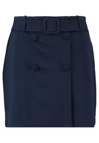 Tmavě modrá mini sukně se strukturovaným střihem, s širokým páskem se čtvercovou sponou, dvojitými knoflíkovými detaily a hladkou texturou látky.