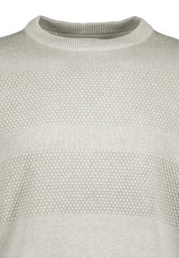 Ljusgrå stickad tröja med strukturerade bikake-mönster och släta horisontella ränder. Har en ribbad rund halslinning.