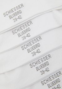 Weiße Baumwollsocken mit "SCHIESSER BLUEBIRD 39-42" in Grau auf dem oberen Rand bedruckt. Weicher Textur mit einem schlichten Design, ordentlich gestapelt.