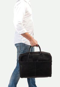 Schwarze Lederaktentasche mit doppelten Obergriffen, einem Reißverschluss und einer Fronttasche. Glatte Textur mit minimalen Nähten.