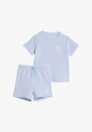 Lichtblauwe katoenen set met een T-shirt met korte mouwen en ronde hals, en bijpassende shorts met elastische tailleband en wit logo detail.
