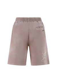 Hellbraune Baumwollshorts mit einem elastischen Bund, ausgestattet mit einer kleinen Tasche und einem weißen gestickten Logo am linken Bein.