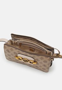 Strukturovaná kabelka v béžové barvě s texturovaným vzorem loga. Zlaté kovové prvky, dvojité zipy a několik vnitřních přihrádek.