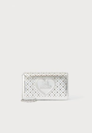 Pochette rectangulaire argentée avec découpes en forme de cœur, bandoulière chaîne, et le logo embossé "LOVE MOSCHINO" à l'intérieur d'un grand cœur sur le rabat avant.