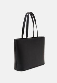 Musta nahkainen olkalaukku, jossa on kaksi pitkää kahvaa, suorakulmainen muoto, sileä pinta ja minimalistinen muotoilu ilman näkyvää metalliosia tai kuvioita.