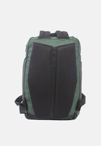 Rucksack in Grün und Schwarz, aus strapazierfähigem Stoff. Mit Mesh-Einsätzen, gepolsterten Trageriemen und einer kompakten rechteckigen Form.