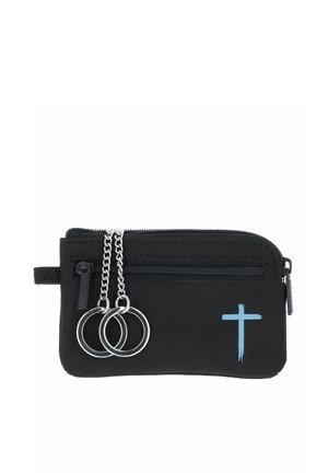 Pochette noire zippée avec deux porte-clés argentés sur une chaîne et une petite croix bleu clair dans le coin inférieur droit.
