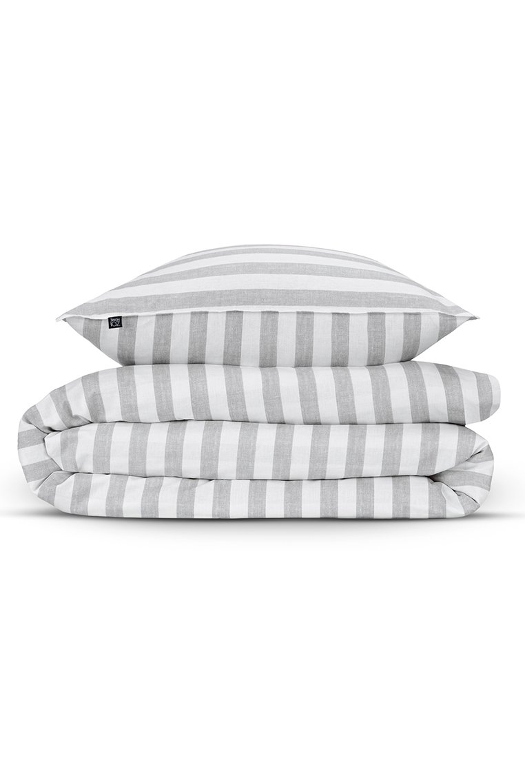 Set di biancheria da letto a righe nei colori grigio e bianco. Il materiale appare morbido con una texture liscia. Include un piumone piegato e una federa coordinata.