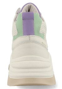 Sportschoen met een witte bovenkant, mintgroene en paarse accenten, geperforeerde zijkanten, een gewatteerde kraag en een gestructureerde beige zool.