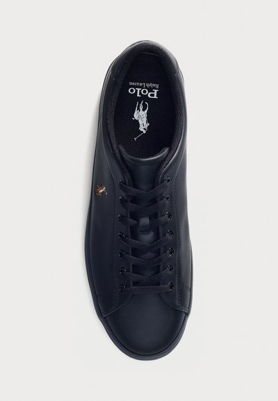 Pantof sport din piele neagră cu vârf rotund, design cu șapte găuri pentru șireturi, interior texturat negru și logo mic brodat pe lateral.