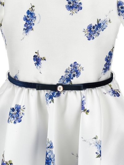 Λευκό φόρεμα με μπλε floral σχέδιο, ζωνοδεμένο στη μέση με ζώνη από βελούδο σε ναυτικό μπλε χρώμα, με μικρή στρογγυλή πόρπη με πέρλα.